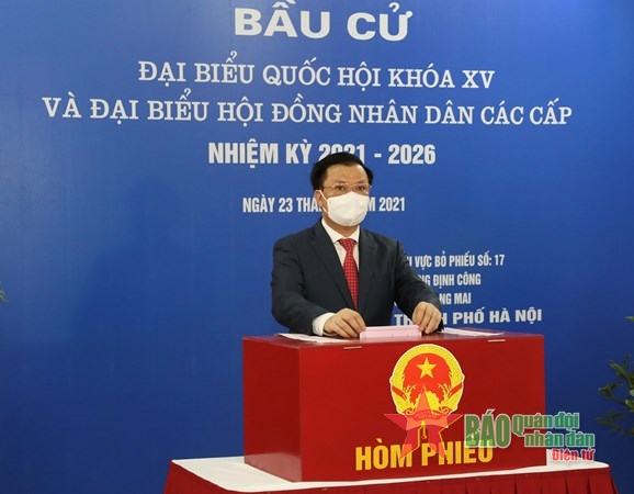 Đồng chí Đinh Tiến Dũng, Ủy viên Bộ Chính trị, Bí thư Thành ủy Hà Nội bỏ phiếu bầu.